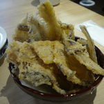 長崎港宝洋丸 - 骨せんべい。鯵やヒラメをカリカリに揚げてある。