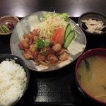 Horumon Ando Teppan Dainingu Jin - ホルモン焼定食￥800