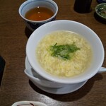マダム紅蘭 - ポットで供される中国茶と玉子のスープ
