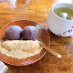 粟餅所・澤屋 - 紅梅　漉し餡２つときな粉のが１つ