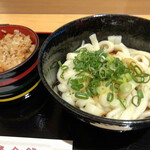 椿大神社 参集殿 - 伊勢うどんとりめしセット980円