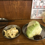 居酒屋 ちょい呑み まる大本舗 錦糸町店 - マカロニサラダ、きゃべつぶつ