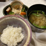 料亭旅館 竹千代 - 御食事 霧島産ひのひかり、香の物。留め椀 薩摩汁