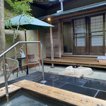 料亭旅館 竹千代 - 露天風呂より部屋を眺める