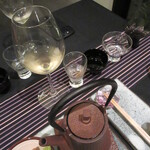 日本料理 TOBIUME - ずらり並ぶペアリングの猪口と「瑞穂」の食事