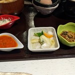 Nodokabokujouchokueitamagoyakicchin - 左の２皿が、生オムライスセットで、上がチーズで、下がトマトですよ…(税込250円)