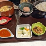 Nodokabokujouchokueitamagoyakicchin - チビが頼んだ、卵かけご飯定食(税込980円)