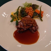 メインダイニングルーム 三笠 - イベリコ豚肩ロースのグリル　パイナップルとオレンジのジャム添え　ポークエキスのソース