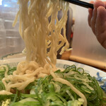 中華蕎麦 春馬 - 中太ちぢれ麺をリフトUP⤴️