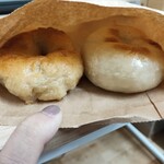 マルイチベーグル - ミニベーグル㊨米粉㊧玄米です