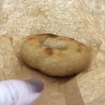 マルイチベーグル - ミニベーグル…大きさ比較(指と)