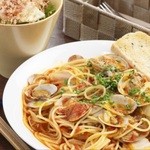 Shino - 女性が喜ぶヘルシーな豆腐サラダ付き『日替わりパスタランチ』豆腐サラダの爽やかな喉ごしと、パスタの旨みが絶妙なバランス。自家製パンはソースに絡めて召し上がれ。850円