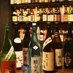 sino - ここに来れば、お好きなお酒がきっとみつかるはずずらりと棚に並んだお酒の数々。地元の日本酒やこだわりの焼酎なども。常時、日本酒は30種類以上、焼酎50種類以上あります。メニューに載せていないお酒もありますので、好みの味などお話しください。