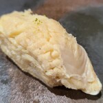 鮨匠 のむら - ㉚蒸し真穴子(長崎県対馬列島産)
      産卵期は春～夏、旬は夏～秋、寿命は3年~7年。
      オリジナル出汁醤油で1時間煮てからの独特な蒸し立てふわふわな穴子、加熱による脂の活性化とサッパリ感を両立した美味しさ！