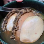 鮨匠 のむら - ⑩焚き黒鮑(佐賀県唐津産、雌、400g、摺り卸し大根で6時間焚き)
      産卵期は秋～冬、旬は初夏～夏。
      夏の黒鮑はしっかり海藻を食べて肥っているのであまり縮まみません。