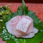 鮨匠 のむら - ⑦平政(鹿児島県開聞岳沖産、2kg)背身&腹身
      産卵期は春～夏、旬は春～夏。
      身色が少し橙色っぽく脂のりは穏やかでさっぱりとした上品な脂のりです。