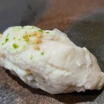 鮨匠 のむら - ㉙蒸し太刀魚(鹿児島県開聞岳沖産、4kg)、カボス果汁掛け
      産卵期は海水温により春～秋、旬はほぼ通年。
      蒸し焼きで脂分を落として、カボス果汁でさっぱりとした味わいにまとめてあります。