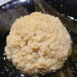 鮨匠 のむら - ⑬海藤花【かいとうげ】(真蛸の真子)(鹿児島県開聞岳沖産)
      産卵期は初夏～初秋
      形が崩れ易いので丁寧に扱わなければなりません。
      真ん丸で綺麗な形をしており、粒が綺麗に立っています。