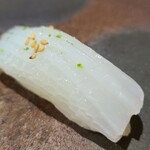 鮨匠 のむら - ⑭障泥烏賊(鹿児島県開聞岳沖産)
      産卵期は春～初夏、旬は春～夏、寿命1年。
      モチモチとした食感で甘みも強い。
      少し寝かせてあり軟らかく仕上がって、旨みと甘みが引き出されています。