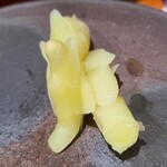 鮨匠 のむら - ○ガリ
      ガリは最後に出てきます。
      この辺も普通とは異なりますが、口の中をスッキリさせてくれます。
      そして男性と女性で切り方が異なります。