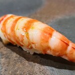 鮨匠 のむら - ⑱車海老(鹿児島県産)
      産卵期は初夏～初秋、旬は初夏～初秋、寿命1年
      天然は味わいに濁りがなくより甘みがあります
      アツアツの茹で立てその場で剥いて握って下さいますので、濃厚な旨みと甘さが際立ちます