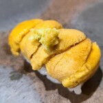 鮨匠 のむら - ⑳赤雲丹(佐賀県唐津産)
      産卵期は初秋～晩秋、旬は初夏～晩夏。
      1口目は舌の上で5秒ホールド。
      明礬無しなので旬の盛りの透明感のある上品な甘みと旨みが口の中で拡散します。
      今年食べた中で一番良かった。