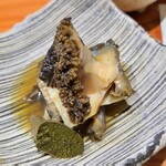 鮨匠 のむら - ⑩焚き黒鮑(佐賀県唐津産、雌、400g、摺り卸し大根で6時間焚き)
      6時間、大根を摺り卸した煮汁100%で炊き込んだ黒鮑は、大変柔らかく、その身がプルプルと震え、旨みも抜群。