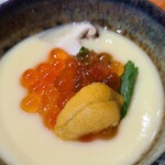 鮨匠 のむら - ⑨茶碗蒸し(餅・薩摩芋入り)赤雲丹&解し筋子載せ
      夏の旬の赤雲丹と秋の旬の走りである筋子のイクラが載った贅沢仕様
      通常は赤雲丹は載らないそうです。
      トロトロなお出汁茶碗蒸しウマウマです。