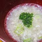 鮨匠 のむら - ⑪摺り卸し大根、目一鯛のアラ&鰹節の出汁のお椀
      摺り卸し大根の穏やかな甘み、目一鯛のアラ&鰹節のお出汁は透明感のある旨みがあります。
      こういう京懐石の様なお椀もあり、本当に面白い。