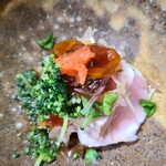 鮨匠 のむら - ⑫歯鰹(鹿児島県開聞岳沖産、3kg)のたたき
      産卵期は夏、旬は秋～冬
      鰹と歯鰹は別の魚で習性が異なり、身も薄い桃色で、本来の味わいはサッパリ。
      今回の歯鰹は脂のりが良く、たたきなのに味わいは濃いめ♪