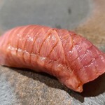 鮨匠 のむら - ㉖縞鰹(スマ、別称:星鰹、灸鰹)(鹿児島県開聞岳沖産)
      産卵期は夏、旬は秋～冬。
      身は鮪に近く本鮪中トロの様で身がしっとり軟らかい、酸味は少なく、脂が溶けて甘みと旨みがたっぷり。