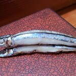 鮨匠 のむら - ⑥浅煮黍魚子(鹿児島県甑島列島産、雌、子持ち)
      産卵期は春～夏、旬も春～初夏、子持ちが良い。
      稚鮎の様にまるごと頂くので仄かな苦味が有り、親魚として包卵しているので卵の旨みも加わり、複雑な味わい。