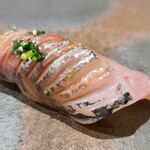 鮨匠 のむら - ㉑白鯵(根付き真鯵)(鹿児島県開聞岳沖産)
      産卵期は春～夏、旬は秋～冬。
      根付きとは餌が豊富な瀬に付き、回遊しない魚のこと。
      条件の良い場所の個体なので、脂のりが良くその脂は軽く、爽やかに蕩けます。