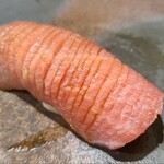 鮨匠 のむら - ㉘本鮪カマトロ(長崎県五島列島産、25kg)
      日本近海の本鮪の産卵期は春～夏、旬は初秋～冬
      若い本鮪のカマトロで大トロほどではありませんが、口溶けが早く、爽やかな脂の旨みと甘みを楽しみました。