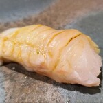 鮨匠 のむら - ⑯赤鯥(別称:ノドグロ、鹿児島県開聞岳沖産、雌、1kg)
      産卵期は初夏～初秋、旬は晩秋～晩冬。
      今回は1kgの大型らしく身が軟らかくてお鮨向き、脂のりも穏やかで旨みも程好い感じです。