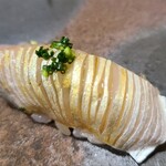 鮨匠 のむら - ㉔縞鯵(鹿児島県開聞岳沖産、1.5kg)
      産卵期は秋～冬、旬は夏～秋。
      大きく成り過ぎると磯臭くなるため敬遠されます。
      美しい脂の入り方、旨み&甘みが素晴らしく、スッキリとした後味が軽やかです。