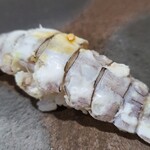 鮨匠 のむら - ㉒蝦蛄(鹿児島県産)
      先程まで生きていた茹で立てならではの
      甘み、海老と蟹の間のようなやや濃いめの旨み、シャリが合わさり酢の酸味が存在することでスッと円やかな印象に変わります