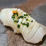 Sushisho Nomura - ⑮目一鯛(鹿児島県開聞岳沖産)
                        産卵期は夏～秋、旬は夏～冬。
                        鮮度が良くても真鯛の様にコリコリせず、モチモチとした食感が独特の南方系の白身魚。
                        脂がのった旨み&甘みが特徴で鮨にも合います。