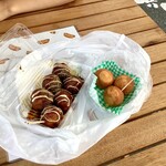 ITOSHIMA-STAND い～とや - 揚げたこやき(250円/税込)とチーズボール(180円/税込)