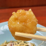 福来成 - 衣をつけて揚げたプリプリの海老が2つ。
こちらのお店では海老チャーハンの海老にも同じく衣をつけて揚げた海老が入るのが特徴。