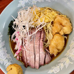 福来成 - お店自慢の焼豚の細切りがたっぷり入っています。
具は他に蒸した鶏胸肉の細切り、錦糸卵、ナルトの細切り、ワカメ、白髪ネギ。衣で揚げた海老2つ。
千切り胡瓜が入らないのは珍しい。