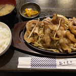 地鶏焼 かがり火 - 豚バラ鉄板焼＝780円