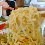 喜多方ラーメン 天高盛 - 曽我製麺の縮れの強い中太麺