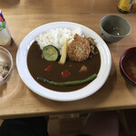 Hakuba Ooike Sansou - 夕食は定番のカレー、しかし2022ver
                      グレープフルーツにアップルジュースのおまけ付き…
                      どうしたどうしたって感じ…
                      以前は、高カロリー補給のロースカツだった