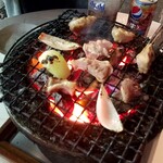 炭や - 外のテラス席で炭焼き♬