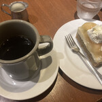 マザームーンカフェ - 桃のタルト&ブレンドコーヒー ¥1,260