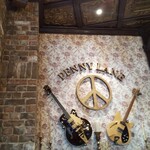 BAKERY＆PUBLIC PENNY LANE ソラマチ店 - レジ上にギター二本飾られてます。