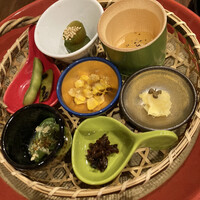 柳家錦 - 前菜盛り合わせ
                    　枝豆、たたききゅうり、こごみ、蜂の子、
                    　とうもろこし・・・etc