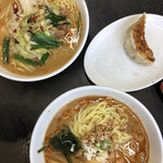 南京亭  - 味噌坦々麺（手前）とスタミナラーメン