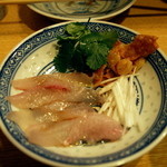 杏杏 - 魚生粥　
      ホウボウ、葱、香菜、揚げワンタンの皮